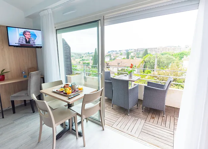 Zenitude Hotel-residences 4* לה קאנה